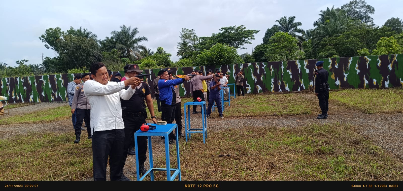 Wakil Ketua DPRD Dharmasraya Ade Sudirman, S. Pd., saat ikut ambil bagian latihan menembak di lapangan Tembak Polres Dharmasraya